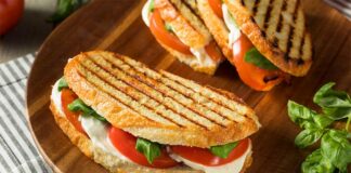 Paninis aux tomates et à la mozzarella