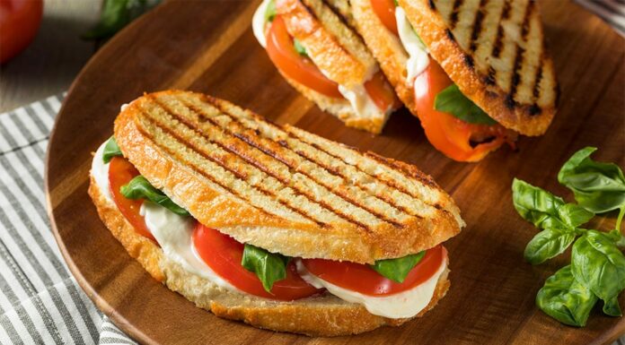 Paninis aux tomates et à la mozzarella