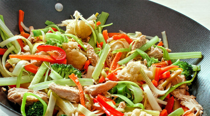 Wok de blanc de poulet aux légumes