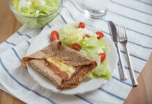 Galette bretonne au chèvre frais et lardons