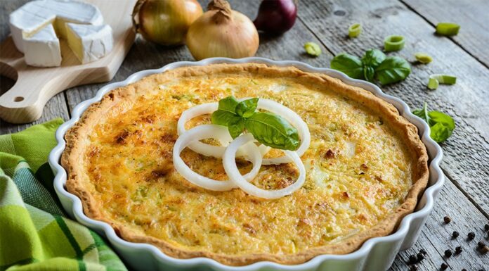 Quiche aux oignons, poulet et curry