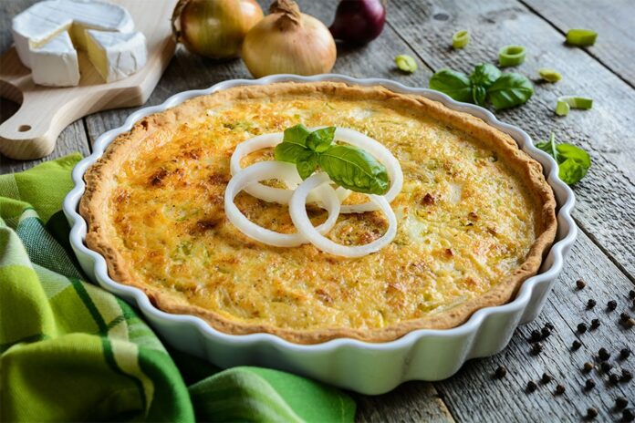 Quiche aux oignons, poulet et curry