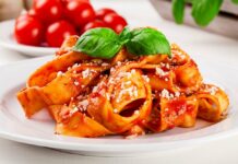 Tagliatelles aux tomates cerises et lardons