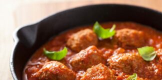 Boulettes de viande aux courgettes et sauce tomate