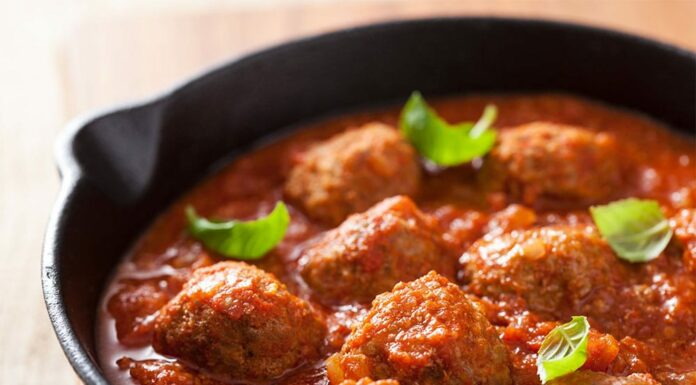 Boulettes de viande aux courgettes et sauce tomate