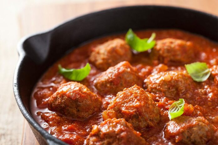 Boulettes de viande aux courgettes et sauce tomate