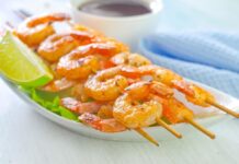 Brochettes de crevettes avec marinade à l’ail et au citron