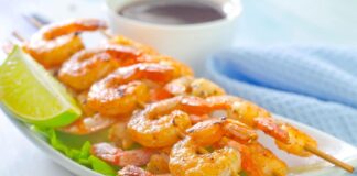 Brochettes de crevettes avec marinade à l’ail et au citron