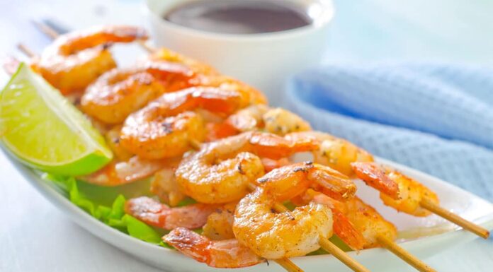 Brochettes de crevettes avec marinade à l’ail et au citron