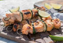 Brochettes de poisson et courgettes