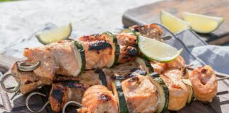 Brochettes de poisson et courgettes