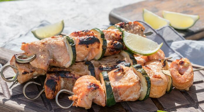 Brochettes de poisson et courgettes