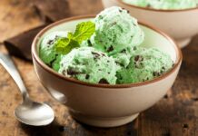 Crème glacée à la menthe et chocolat