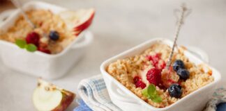 Crumble aux pommes et fruits rouges