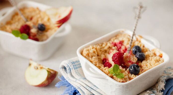 Crumble aux pommes et fruits rouges