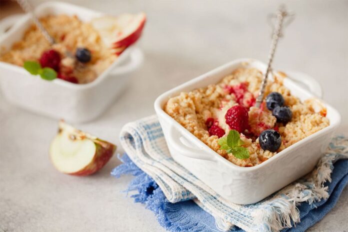 Crumble aux pommes et fruits rouges