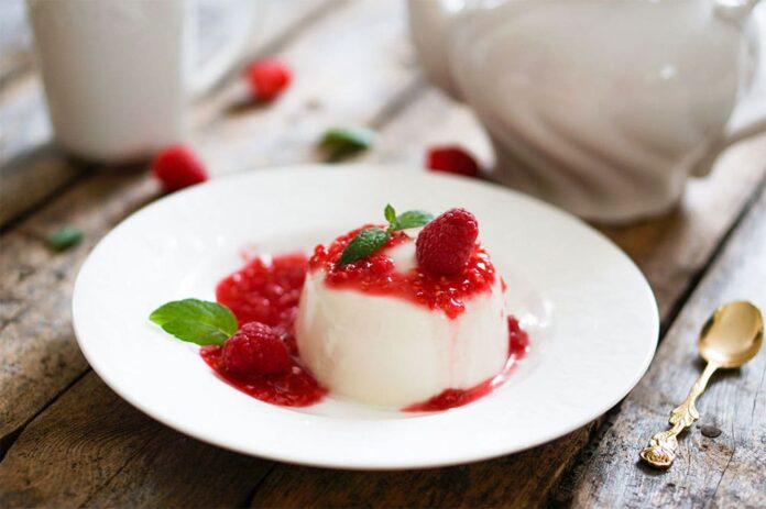 Panna cotta au coulis de framboise