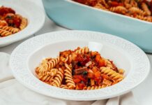 Pâtes aux champignons et sauce aux aubergines