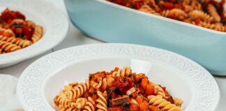 Pâtes aux champignons et sauce aux aubergines