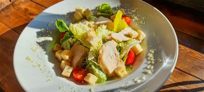 Salade César avec sa sauce légère